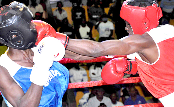 Julius Maliamungu owa Sparks Boxing Academy ku ddyo ng'awumiza Bob Weraga owa COBAP Julius Maliamungu owa Sparks Boxing Academy ku ddyo ng'awumiza Bob Weraga owa COBAP
