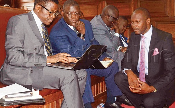 Katikkiro Charles Peter Mayiga, omumyuka we asooka Polof. Twaha Kaawaase ne Noah Kiyimba ow’olukiiko n’amawulire ( ku ddyo) nga beetegereza ebiteeso ebyayisiddwa mu lukiiko lwa Buganda eggulo. Katikkiro Charles Peter Mayiga, omumyuka we asooka Polof. Twaha Kaawaase ne Noah Kiyimba ow’olukiiko n’amawulire ( ku ddyo) nga beetegereza ebiteeso ebyayisiddwa mu lukiiko lwa Buganda eggulo.