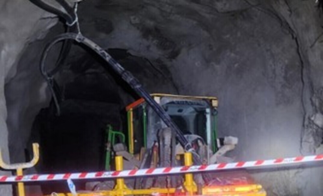 The IT basket with the U-shaped bull-horn attachment which was used to lift the poly pipe.