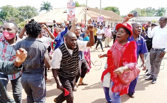 Maama w'abaana ng'abinuka. Maama w'abaana ng'abinuka.