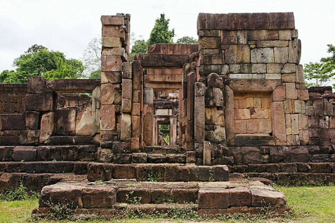 Ancient temple, center of fresh Thai-Cambodia military clashes