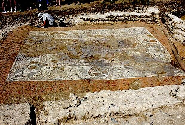 Important 1700 year old mosaic discovered at British farm