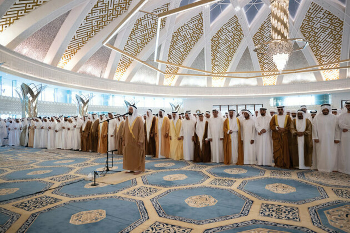Hazza bin Zayedperforms Eid Al-Fitr prayer, receives well-wishers