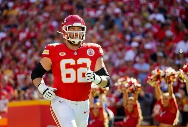 Reports: Chiefs trade G Joe Thuney to Bears for fourth-round pick