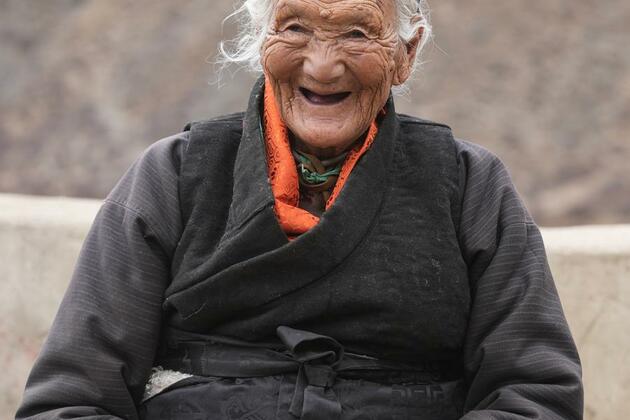 InXizang | Palmo: Former serf recalls hardship in old Xizang with tears