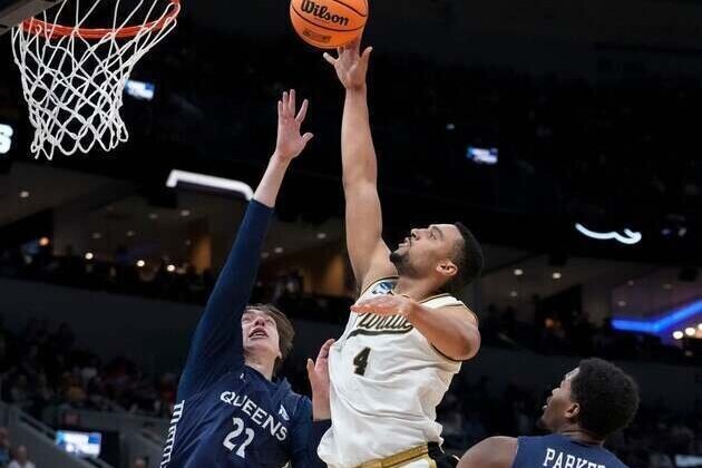 Braden Smith scores and dishes Purdue easily past Queens