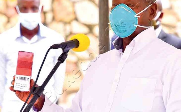 Pulezidenti Museveni ng’alaga eddagala lye yatongozza. Pulezidenti Museveni ng’alaga eddagala lye yatongozza.