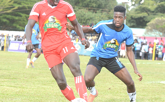 Isaac Otto owa Acholi (ku kkono) ng'akulukuta n'omupiira. Ku ddyo ye Enock Walusimbi owa Buganda. Isaac Otto owa Acholi (ku kkono) ng'akulukuta n'omupiira. Ku ddyo ye Enock Walusimbi owa Buganda.