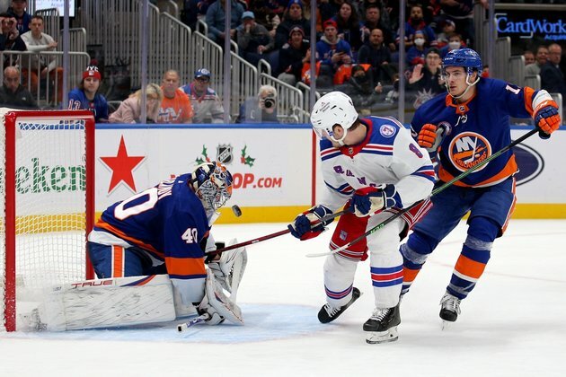 Rangers slam Isles as teams keep heading in opposite directions