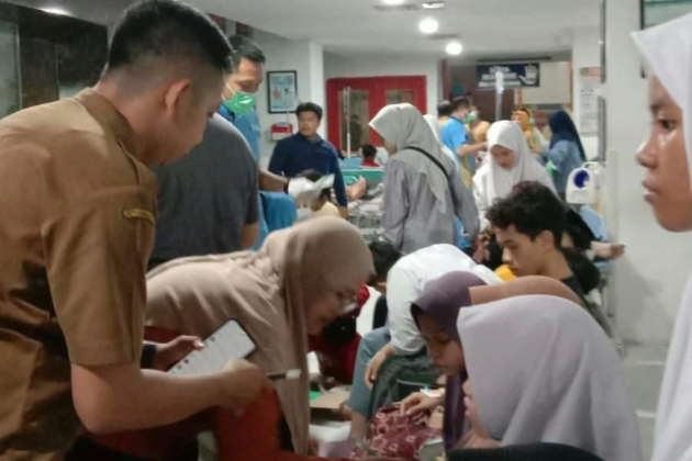Tainted food in Indonesian school program sends many to hospital 