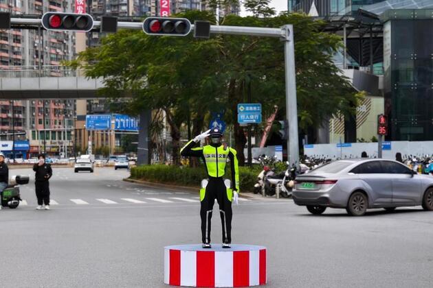 Robotic traffic police commander debuts in south China's Shenzhen