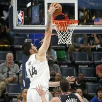 Grizzlies set franchise assist record, Kings drop 8th straight in blowout