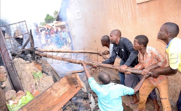 Abatuuze nga bagezaako okuzikiriza omuliro Abatuuze nga bagezaako okuzikiriza omuliro