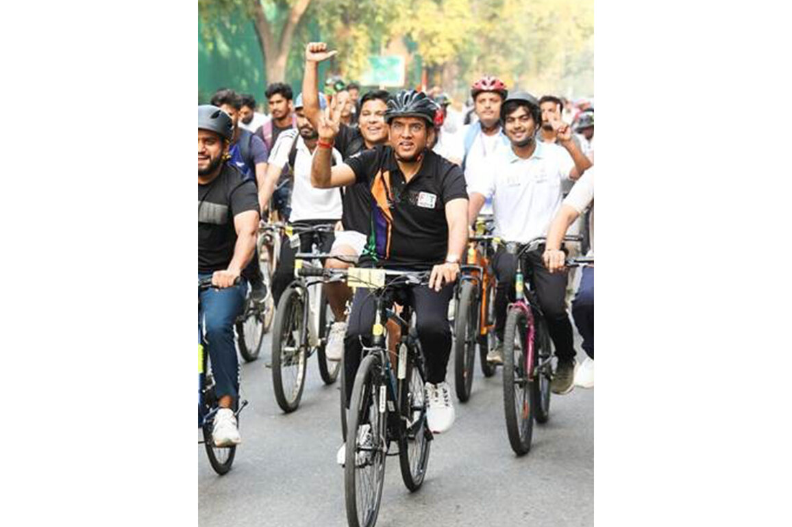 Fit India Sundays on Cycle: Sports Minister Mandaviya leads way with teachers on World Teachers' Day