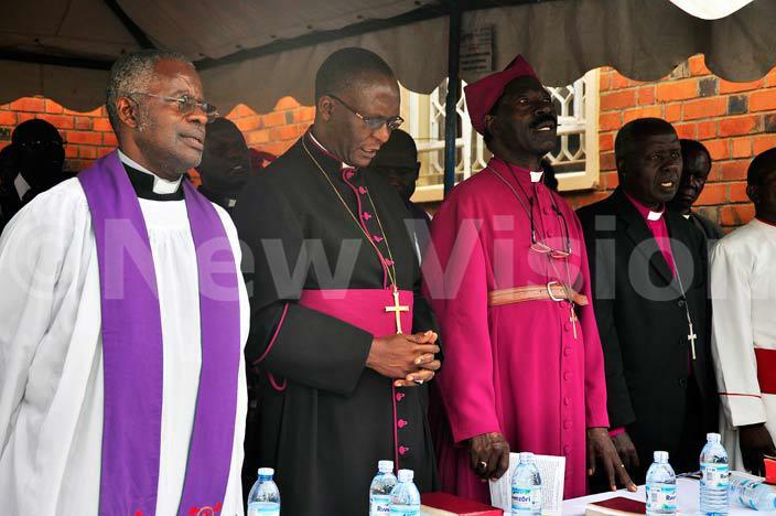  lergy pray for the late amson uwanguzi proprietor of ido beach ntebbe during the funeral service at omamboga on ayaza road on 8316    