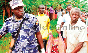 Owa polisi n’abantu abalala nga basitudde omulambo gwa Shakira Mpande. Owa polisi n’abantu abalala nga basitudde omulambo gwa Shakira Mpande.