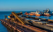 Embarque de minério de ferro em terminal no Porto do Açu