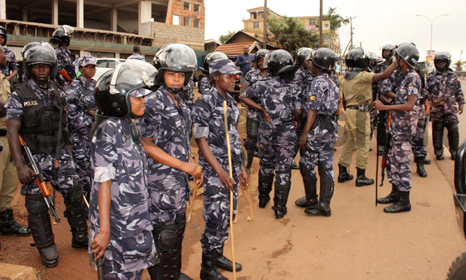 Govt probes Police officers for assaulting Besigye fans Govt probes Police officers for assaulting Besigye fans
