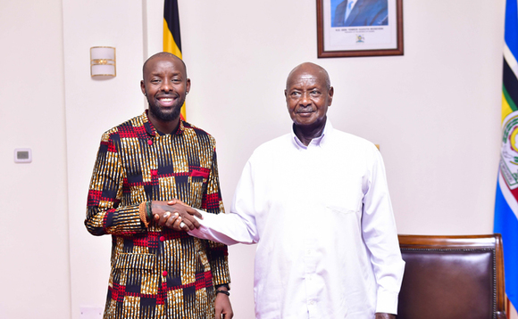 Museveni (ku ddyo) ng'asisinkanye Kenzo. Museveni (ku ddyo) ng'asisinkanye Kenzo.