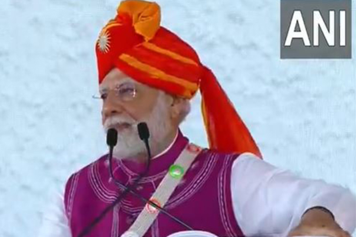 PM Modi flags off modern railway engine D-9, manufactured in Dahod