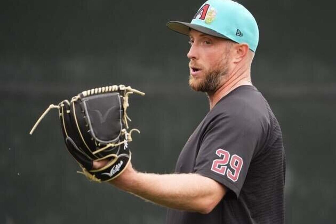 Diamondbacks await more test results on RHP Merrill Kelly's ailing back
