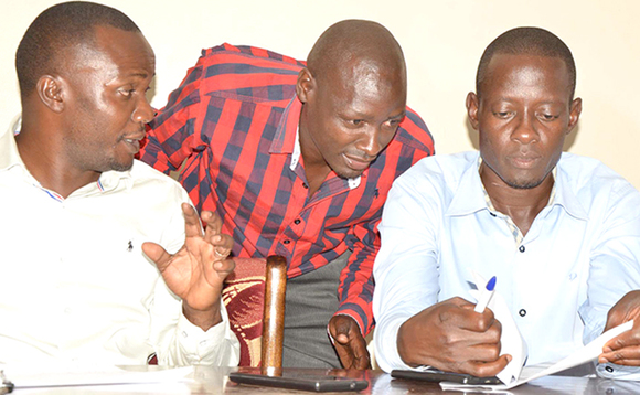 Andrew Kaweesa (ku kkono), Issa Masembe, ow'abaddiifiri ne David Mutono, omumyuka w'akulira liigi ya Buganda Andrew Kaweesa (ku kkono), Issa Masembe, ow'abaddiifiri ne David Mutono, omumyuka w'akulira liigi ya Buganda