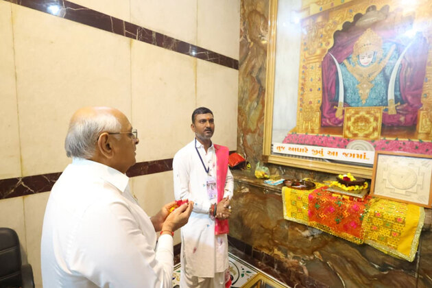 Gujarat: CM Bhupendra Patel offers prayers at Khambhalay Mataji Temple on New Year