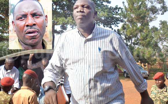 Nixon Agasirwe ng’atuusibwa miritale ku kkooti. Mu katono ye Benz Nixon Agasirwe ng’atuusibwa miritale ku kkooti. Mu katono ye Benz