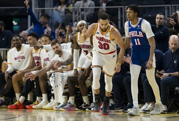 Stephen Curry tastes 3-point perfection as Warriors pound 76ers