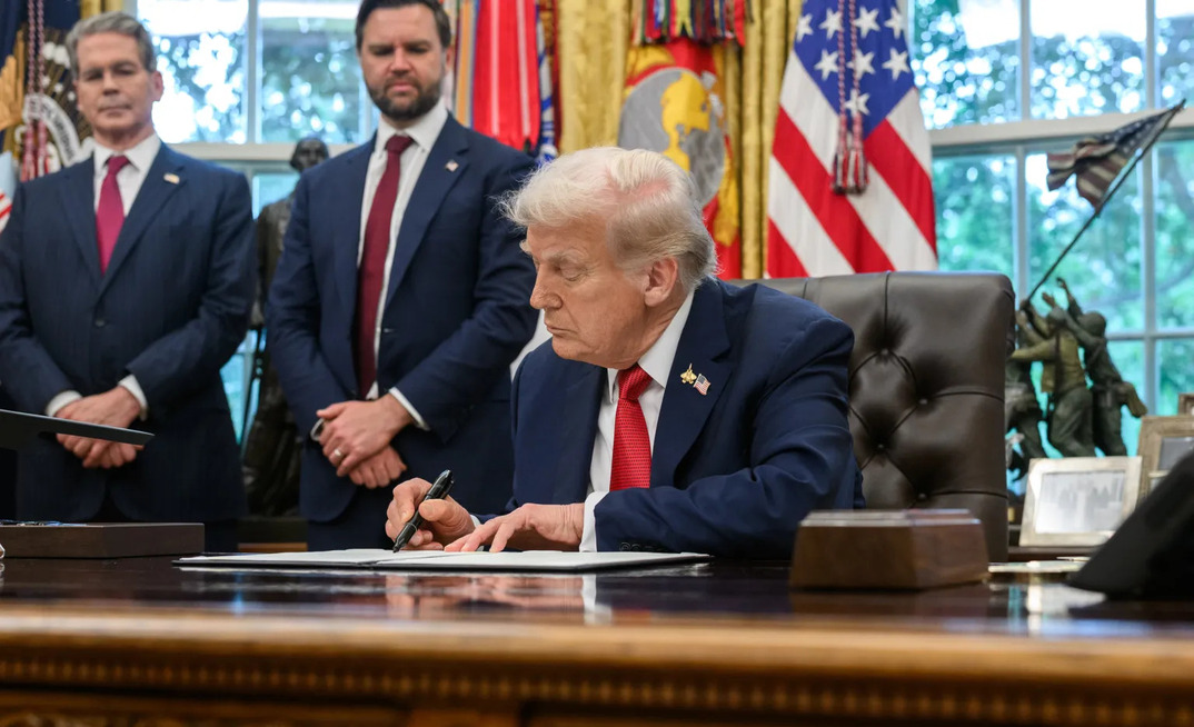 Trump assina atos no Salão Oval