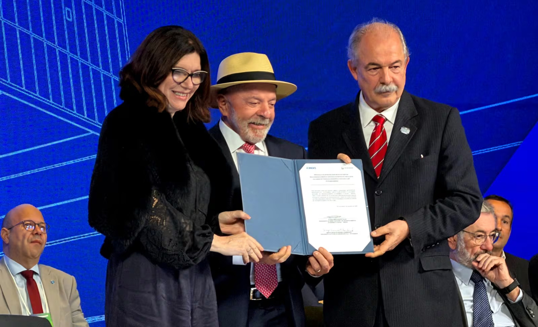 Presidente Lula entre Magda Chambriard, da Petrobras, e Aloizio Mercadante, do BNDES minerais críticos estratégicos vale parceria