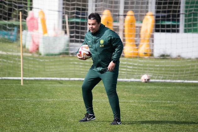 Feature: Beijing Guoan's Dutch coach embraces Chinese football culture