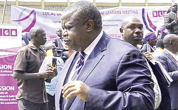 Minisita Otafiire ng’atobye, ate wansi ng’omuserikale amufulumya Minisita Otafiire ng’atobye, ate wansi ng’omuserikale amufulumya
