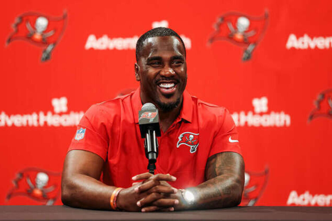 Lavonte David Pays Emotional Tribute to Parents as He Retires