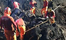  Bombeiros trabalham em meio aos destroços após rompimento da barragem em Brumadinho/Divulgaçãoue se rompeu em Brumadinho/Divulgação