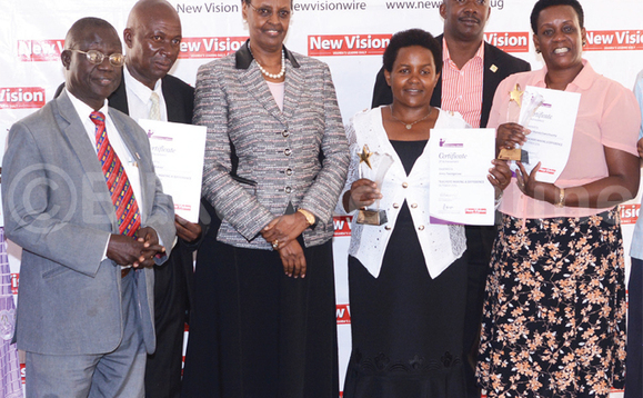 et Museveni (wakati), n’abasomesa abaasukkulumye ku bannaabwe mu nkola y’emirimu gyabwe. et Museveni (wakati), n’abasomesa abaasukkulumye ku bannaabwe mu nkola y’emirimu gyabwe.