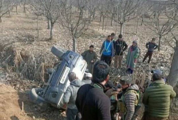 Kashmir: Three cops injured as Mehbooba Mufti's escort vehicle skids off road in Baramulla