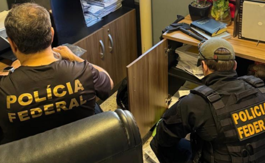 Agentes da PF durante busca na Operação Rejeito