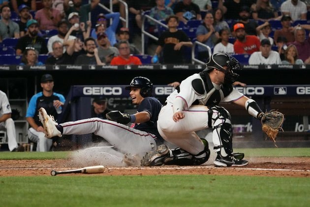 Braves score three in ninth to complete sweep of Marlins