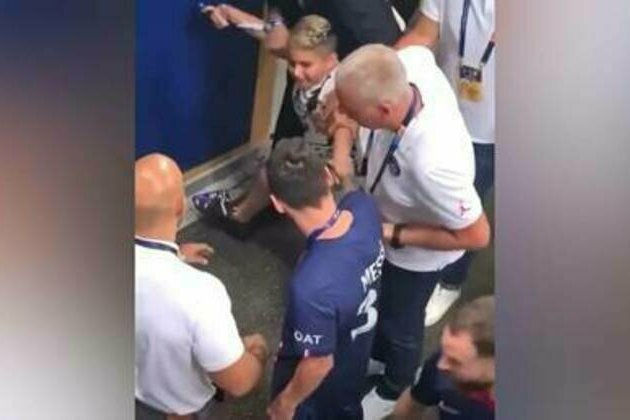 Messi intervenes after security manhandles young selfie seeker (VIDEO)