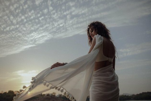Taapsee Pannu stuns in white saree, fans call her 'gorgeous'