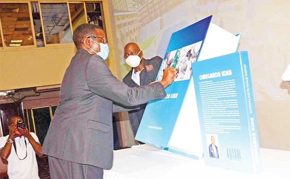 Katikkiro Mayiga ng’atongoza ekitabo OMUGANDA KIKA. Akutte ekitabo ye Kyewalabye Male. Katikkiro Mayiga ng’atongoza ekitabo OMUGANDA KIKA. Akutte ekitabo ye Kyewalabye Male.