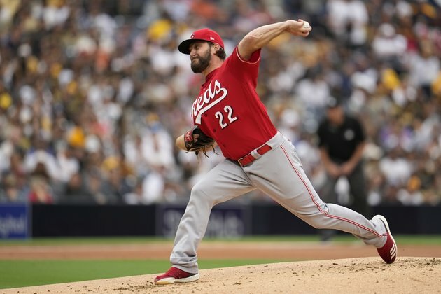 Padres hit 4 homers, including walk-off shot, to beat Reds