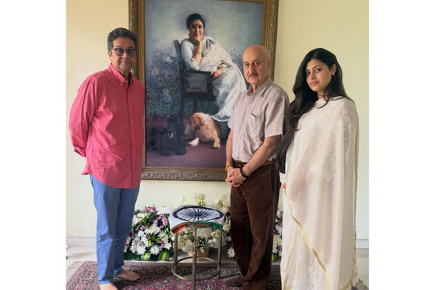 "Her voice lingering in every corner": Anupam Kher visits late Asha Bhosle's home in Mumbai, pays tribute