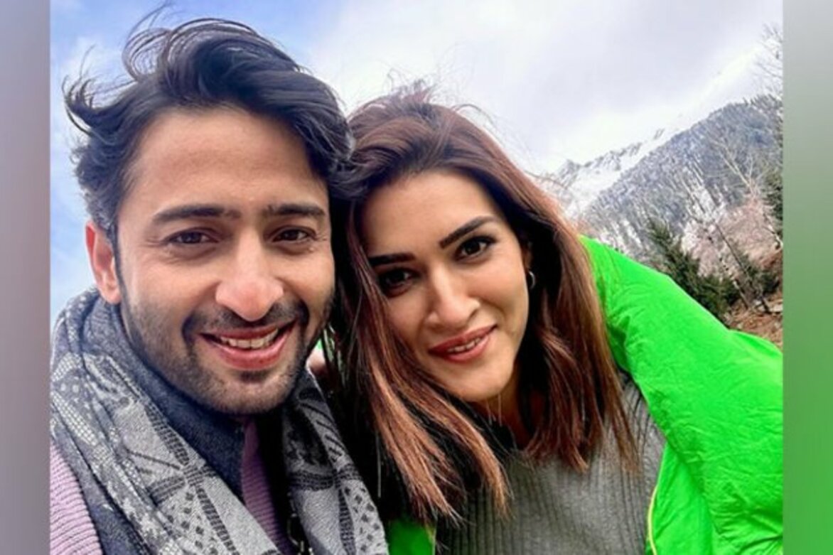 Shaheer Sheikh poses with Kriti Sanon as he shares pictures from sets of 'Do Patti'