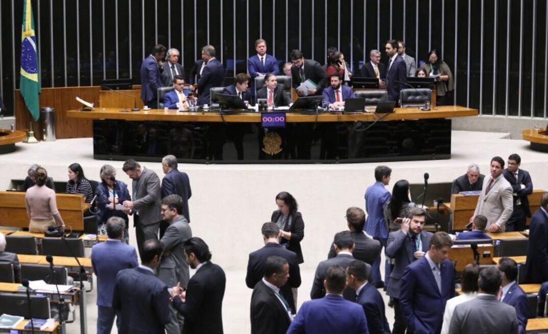 Deputados votaram o acordo na noite de quarta-feira (25)