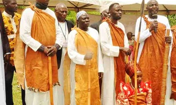Owe Ssiga Katimpa Kironde (ku ddyo) ng'ayogera eri ab'Enseenene bwe yabadde yakatuuzibwa e Nsiisi. Owe Ssiga Katimpa Kironde (ku ddyo) ng'ayogera eri ab'Enseenene bwe yabadde yakatuuzibwa e Nsiisi.