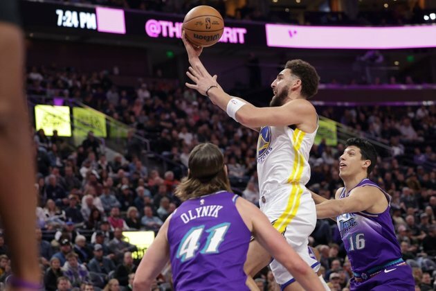 Jazz score five points in last eight seconds, stun Warriors