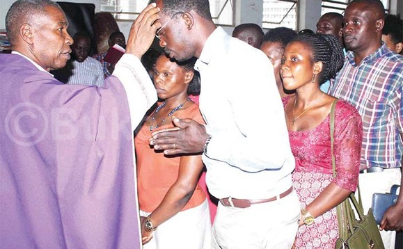Msgr. Kalumba mu kusiiga vvu ku Christ the King. Msgr. Kalumba mu kusiiga vvu ku Christ the King.