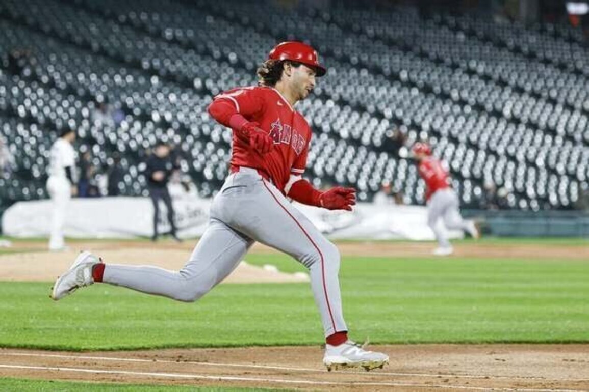 Munetaka Murakami blasts 3-run homer to spark Angels' rally past White Sox